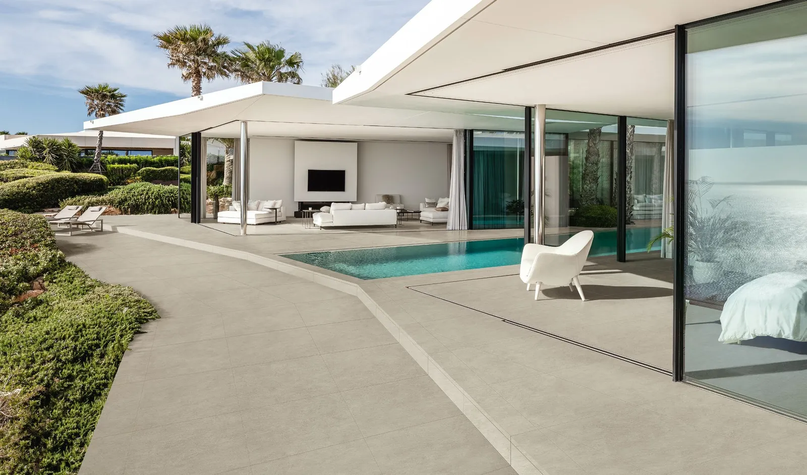 Terraza junto a la piscina con placas Boost Natural Pro de 20 mm de grosor.