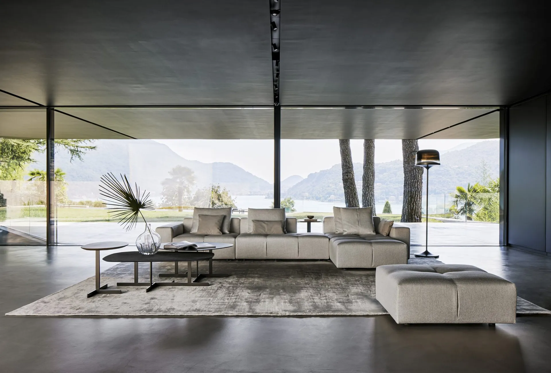 Sofá Bonaldo en un salón con ventanal, interior Deep charm