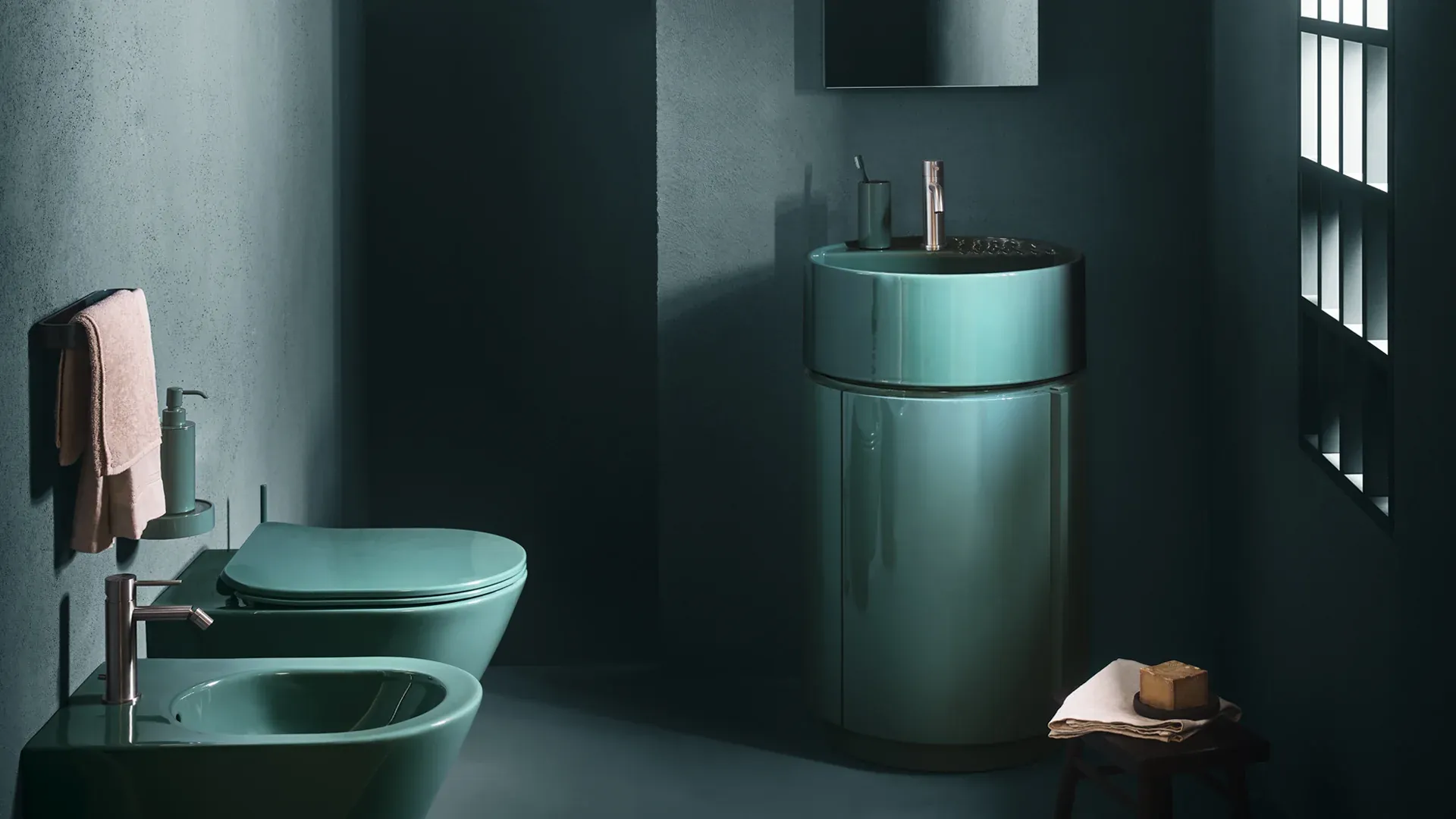 Basin, toilet and bidet in turquoise