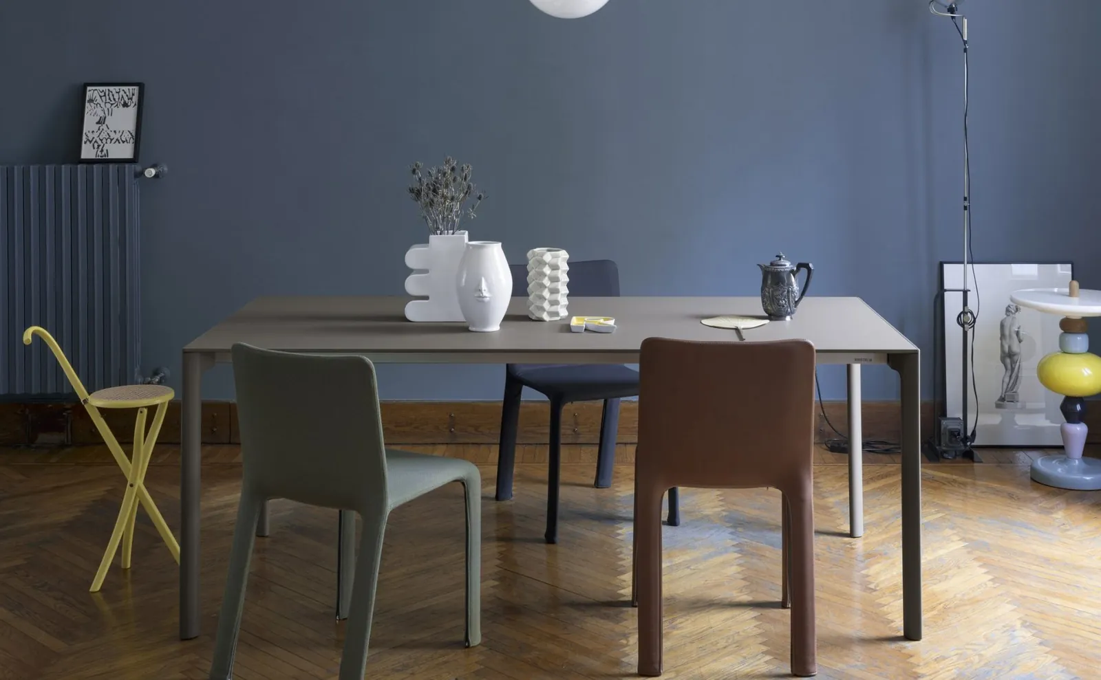 Una mesa sobre cuatro patas finas