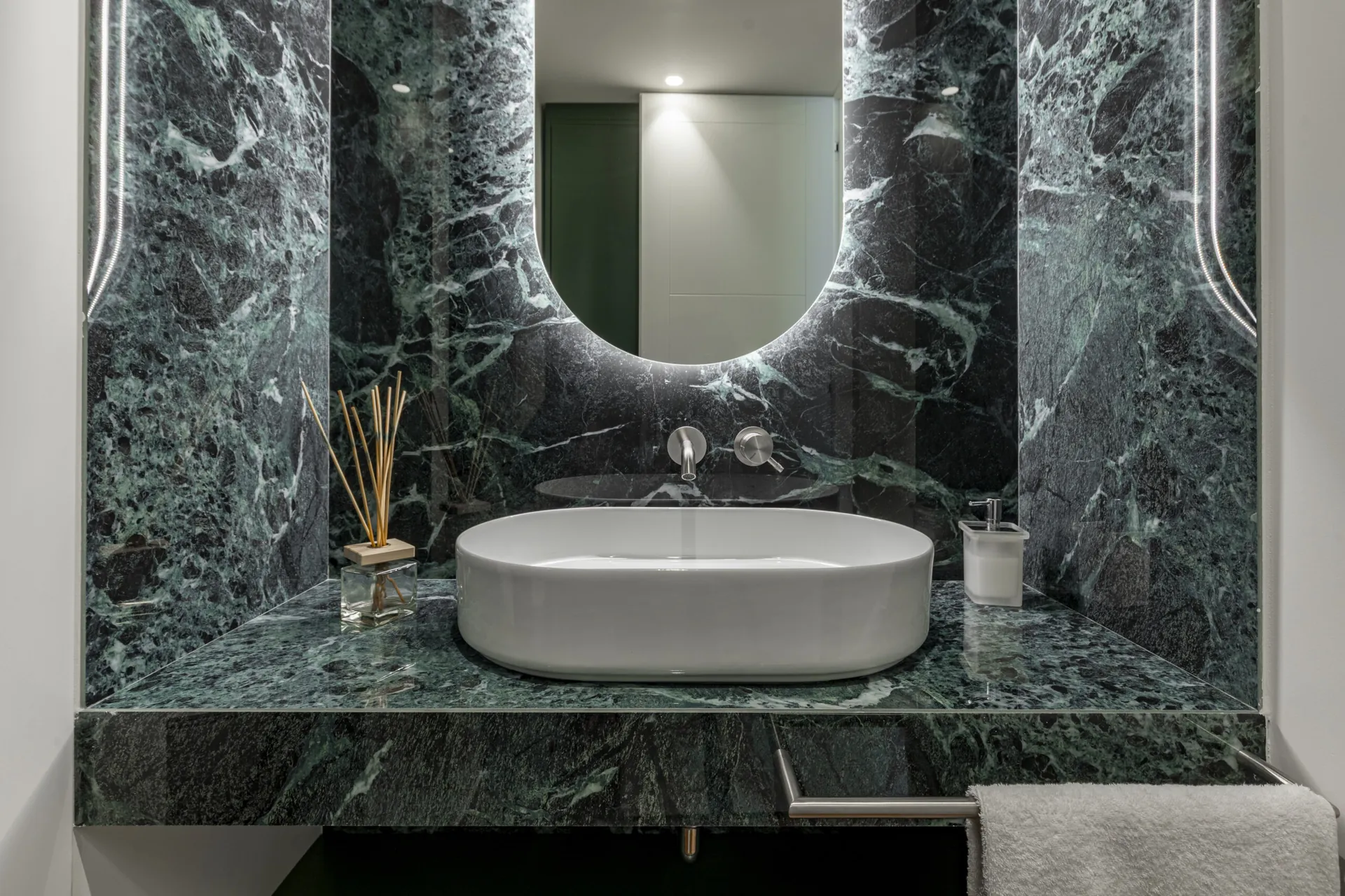 Baño revestido con placa efecto mármol verde