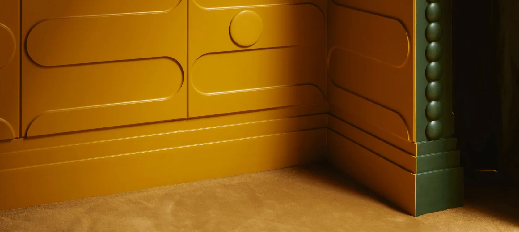 Paneles de pared y rodapié Orac Decor pintados de amarillo