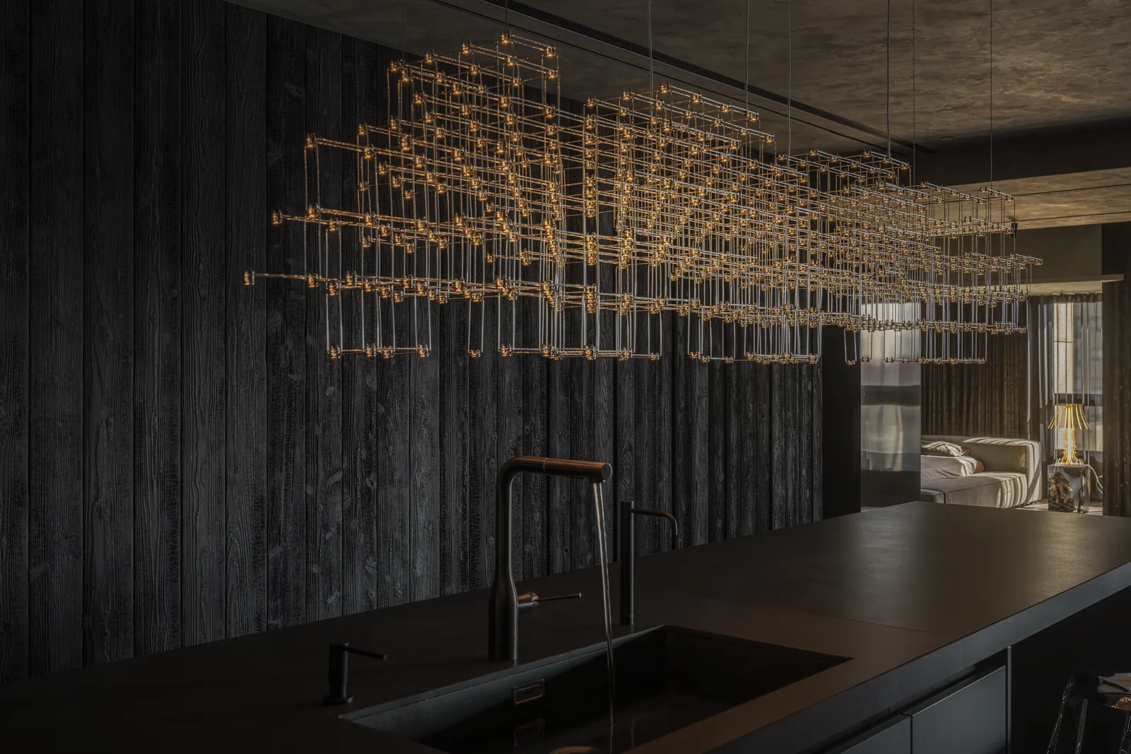 Escultura de luz Quasar sobre la isla de la cocina: en este proyecto cuelgan Pollux 4 y Parkes.