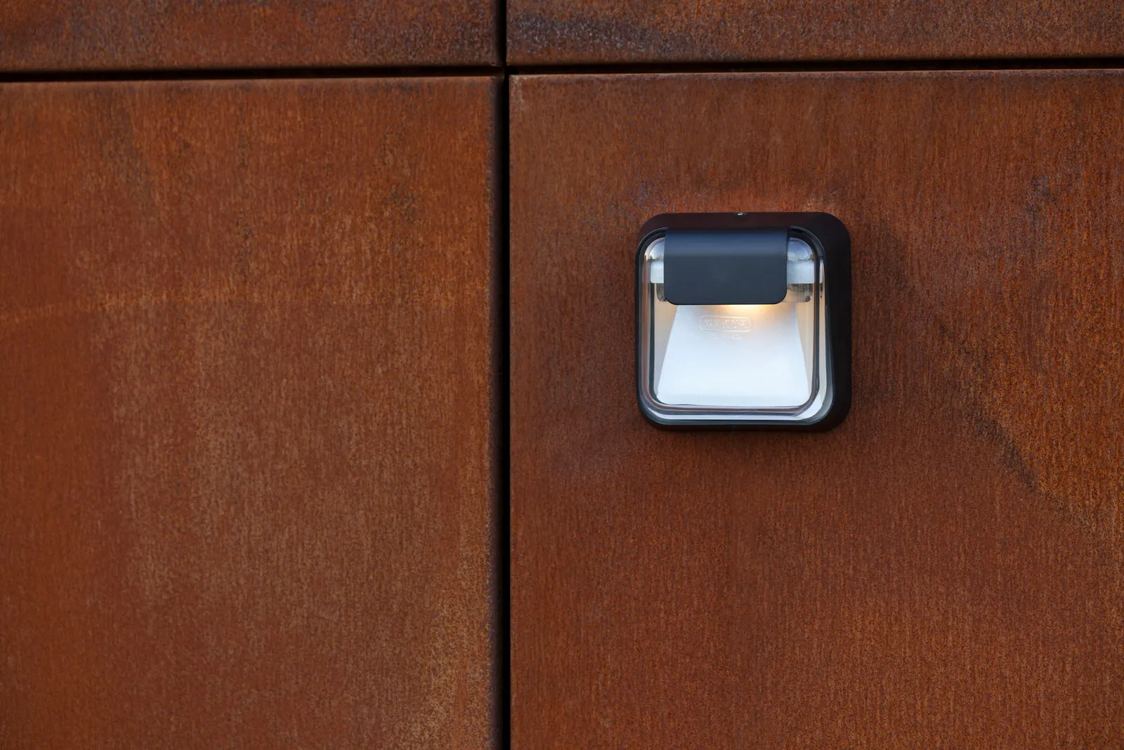 Roger Pradier: aplique en una pared de acero corten