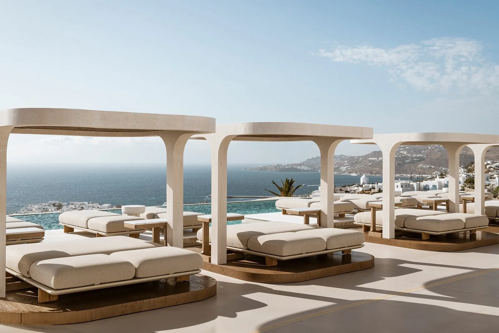 Vondom: camas bajo toldos junto a una piscina en Míkonos