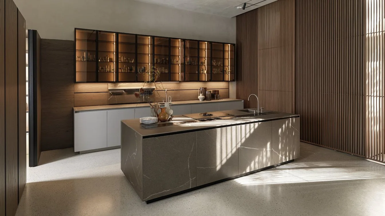 Una cocina con isla de porcelánico