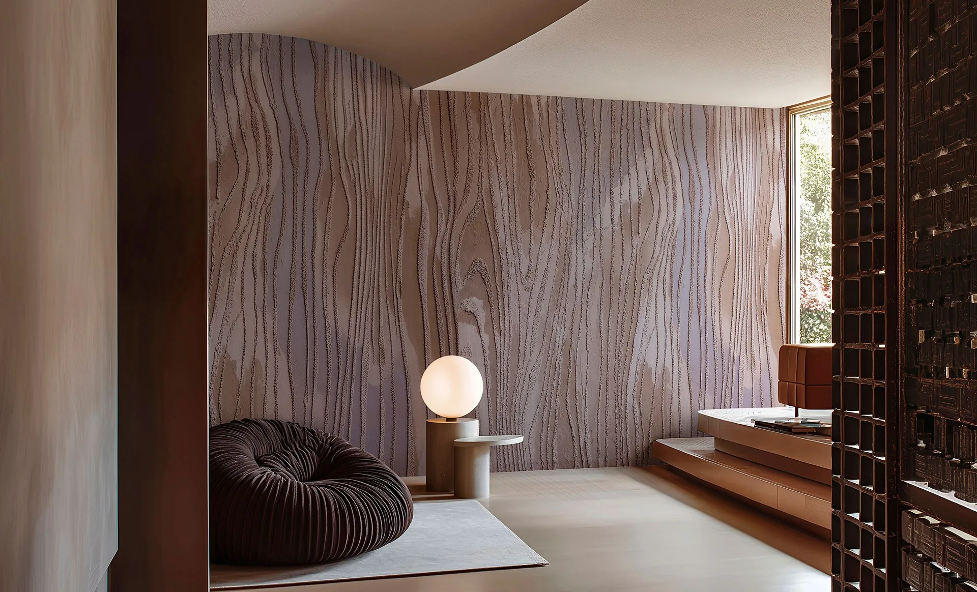 Papel pintado Wall&decò con un dibujo grande en la pared del salón