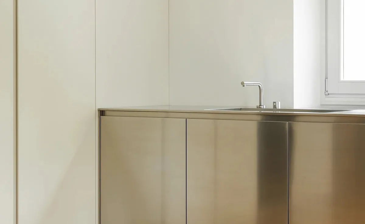 Una encimera de acero de Minimal Cucine: los arañazos salen enseguida y a los seis meses ya no se ven.