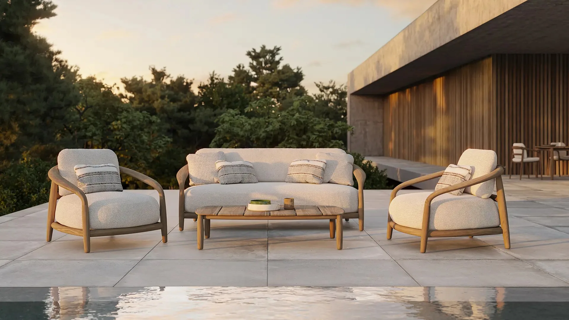 Una terraza con mobiliario de teca junto al mar