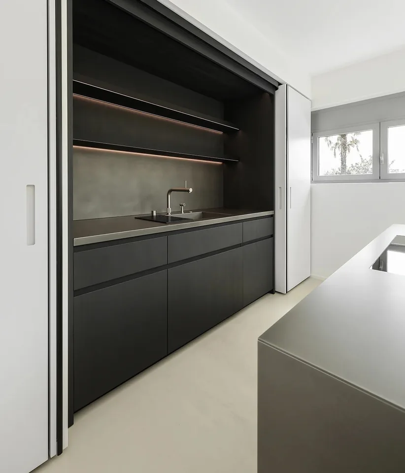 A kitchen worktop in large-format porcelain